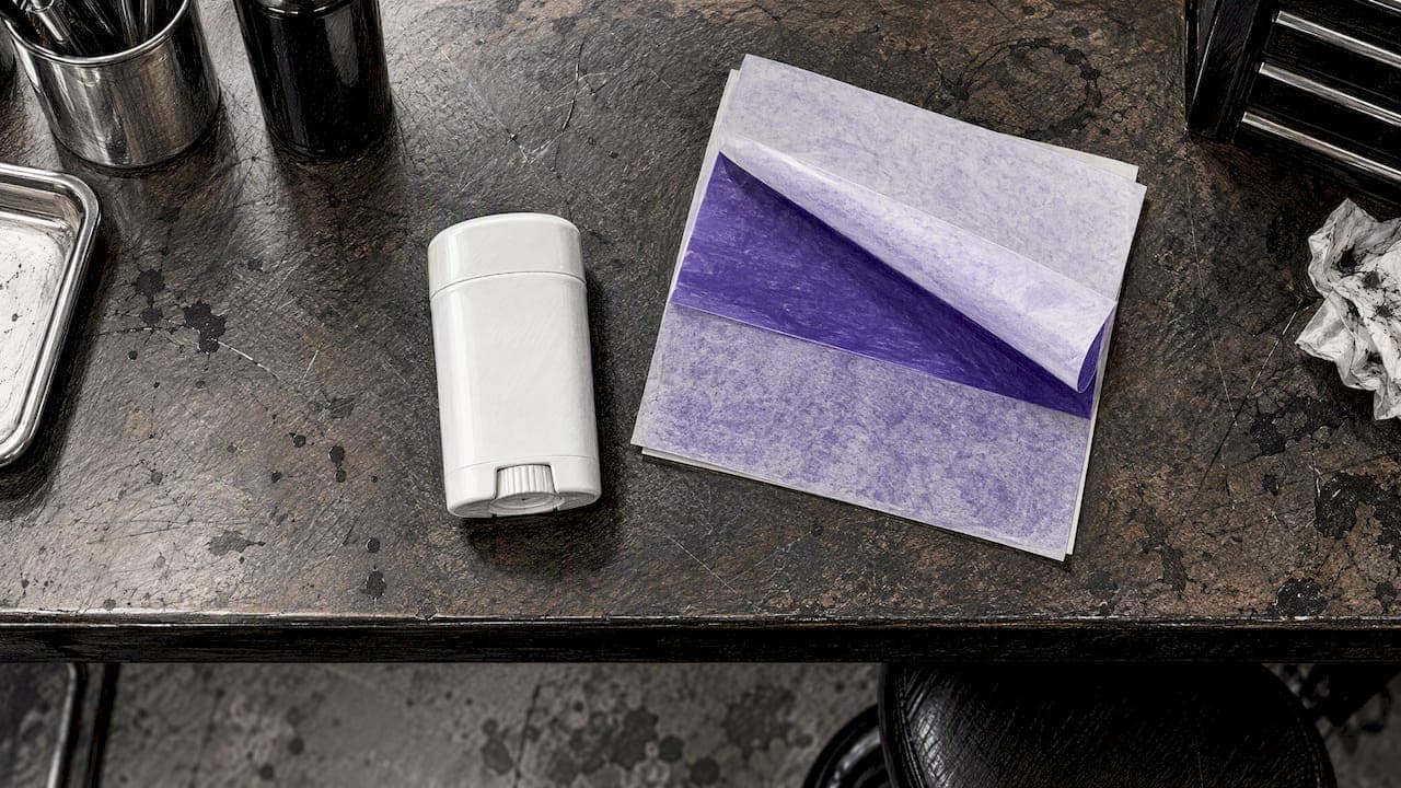 Tattoo und Deo: Stencil-Trick, Hygiene und Pflege danach